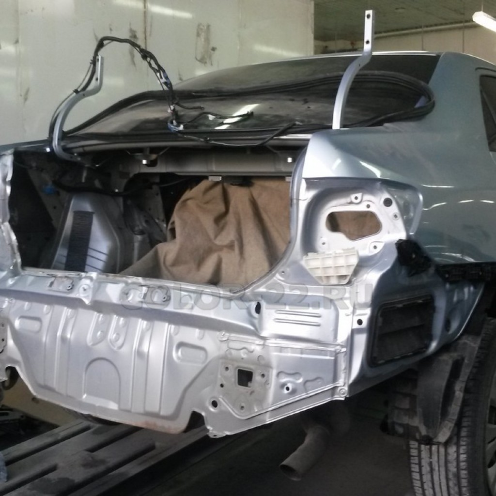 Toyota Corolla - замена крышки багажника и заднего бампера