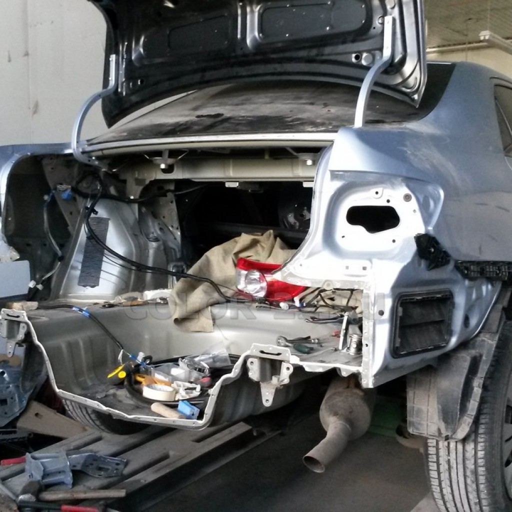 Toyota Corolla - замена панели задка и заднего бампера
